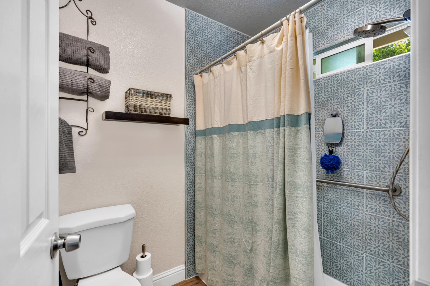 725 Mckinley St, Los Banos, CA 93635