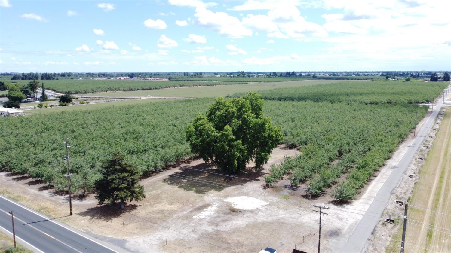 1012 Ladd Rd, Modesto, CA 95356