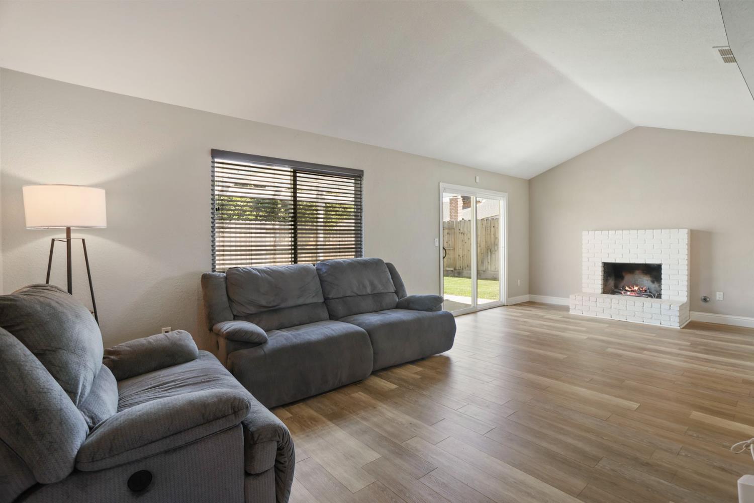 825 Buckingham Dr, Manteca, CA 95336