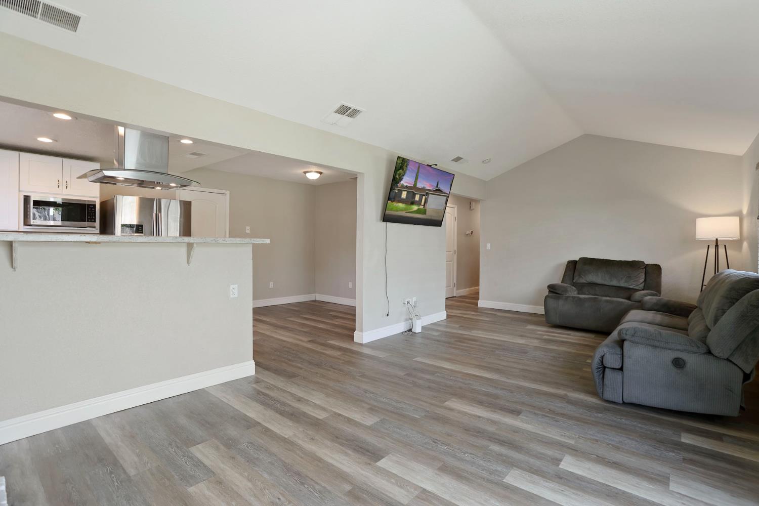 825 Buckingham Dr, Manteca, CA 95336