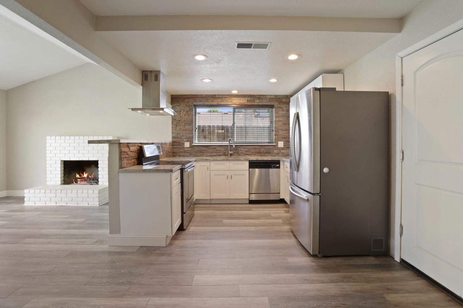 825 Buckingham Dr, Manteca, CA 95336