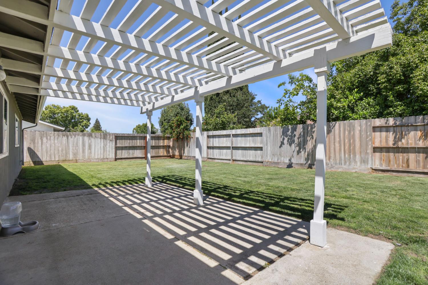825 Buckingham Dr, Manteca, CA 95336