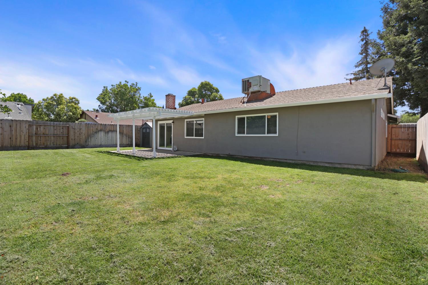 825 Buckingham Dr, Manteca, CA 95336