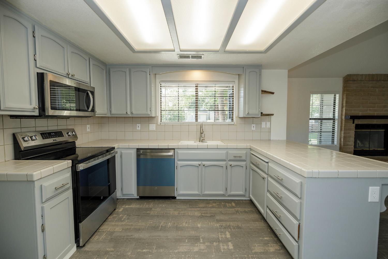 2325 Manor Oak Dr, Modesto, CA 95355
