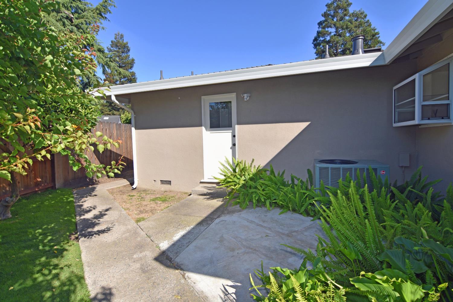 1661 Smith Dr, Turlock, CA 95382