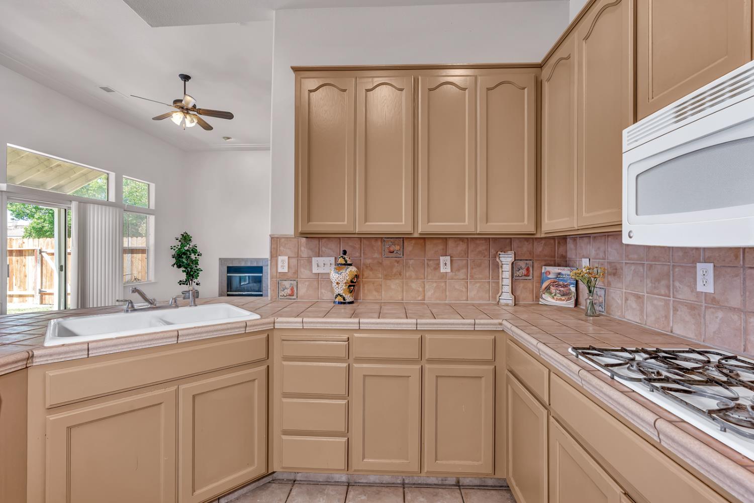 2541 Canvasback Dr, Los Banos, CA 93635