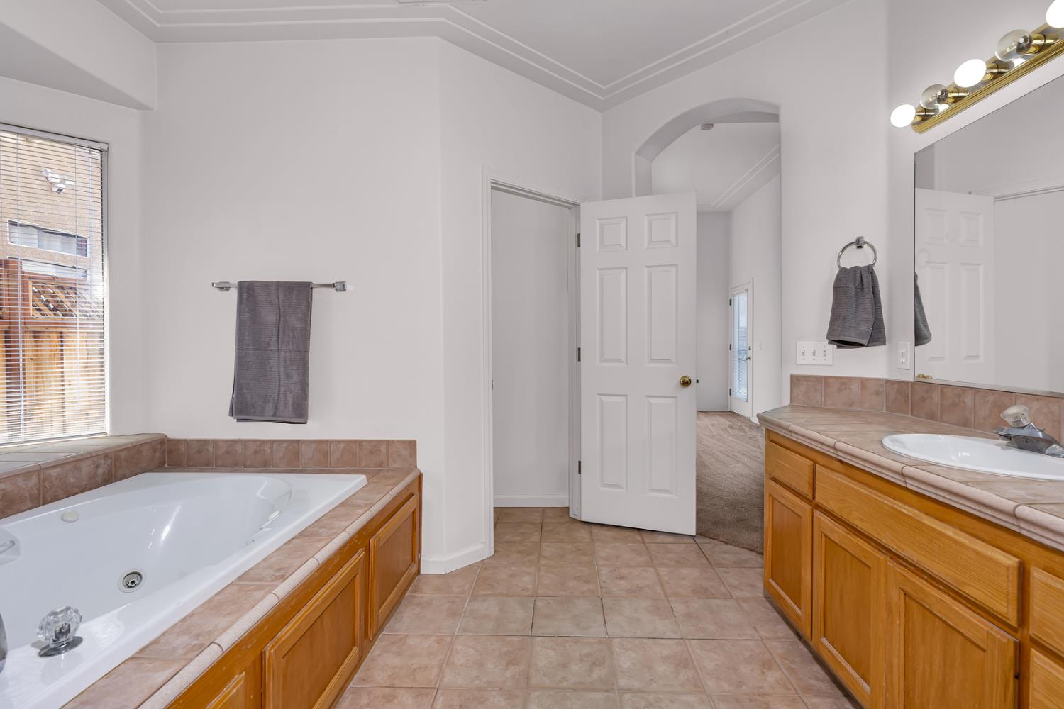 2541 Canvasback Dr, Los Banos, CA 93635
