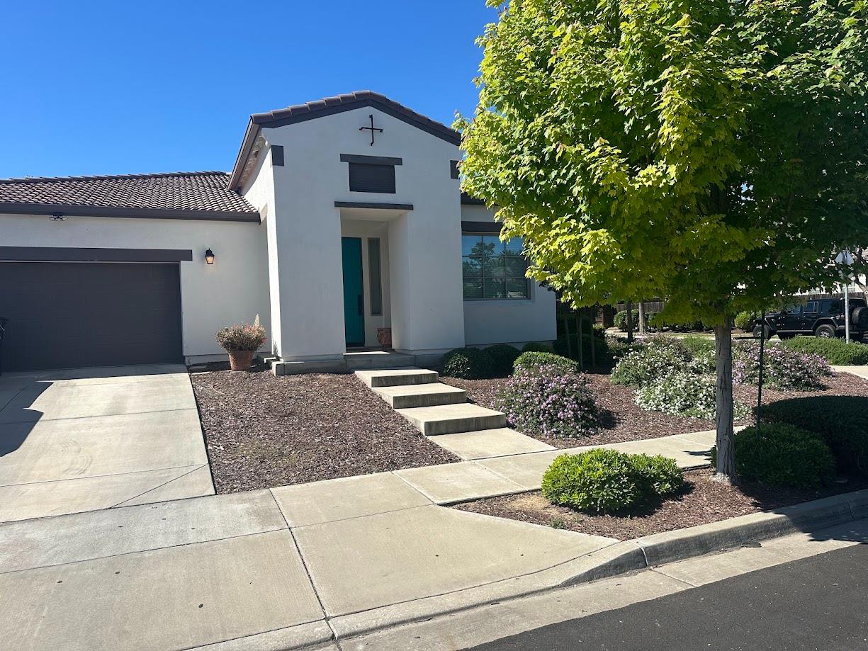 1126 Gardenia Ct, Patterson, CA 95363
