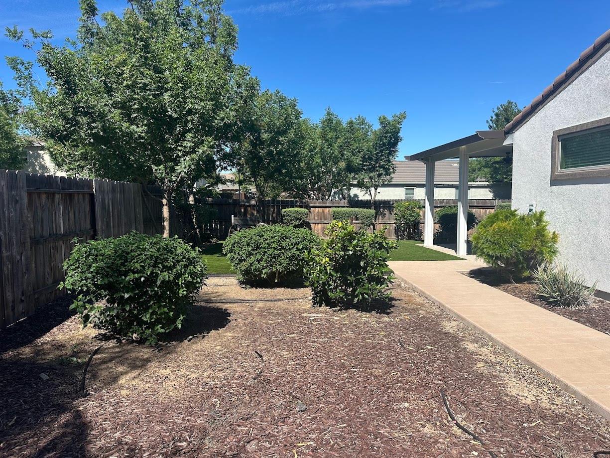 1126 Gardenia Ct, Patterson, CA 95363