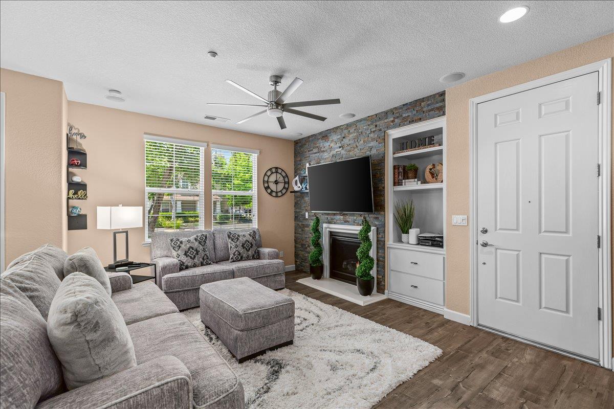 561 Wild Stallion Dr #151, Oakdale, CA 95361