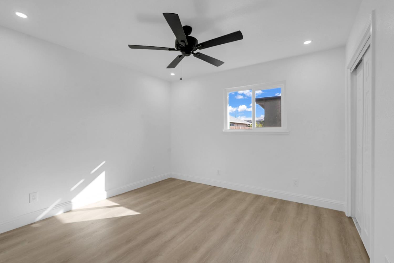 913 9th St, Turlock, CA 95380
