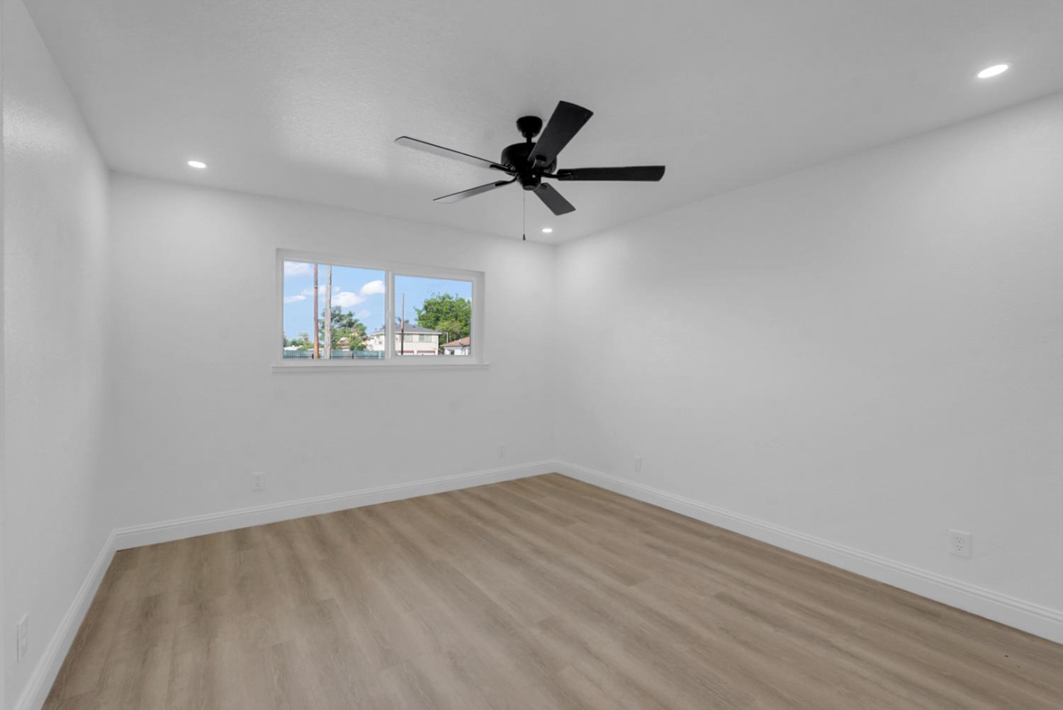 913 9th St, Turlock, CA 95380