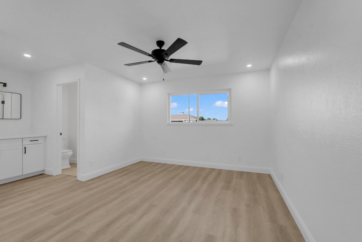 913 9th St, Turlock, CA 95380