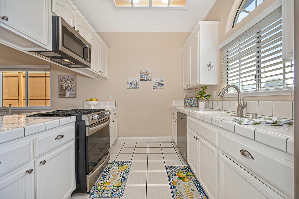 1578 E J, Oakdale, CA 95361