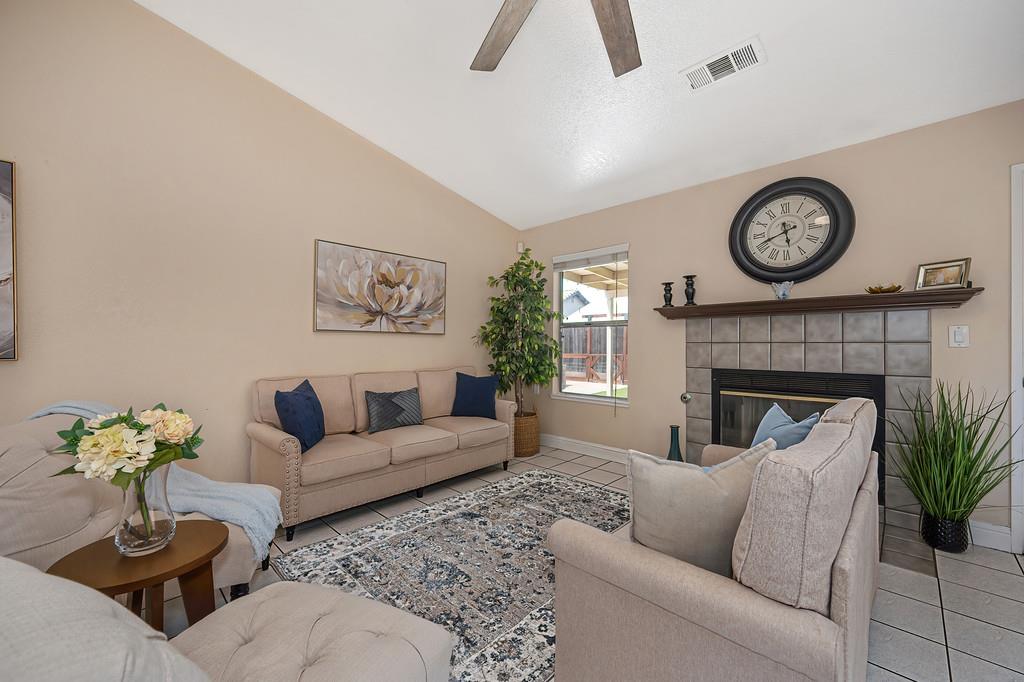 1578 E J, Oakdale, CA 95361