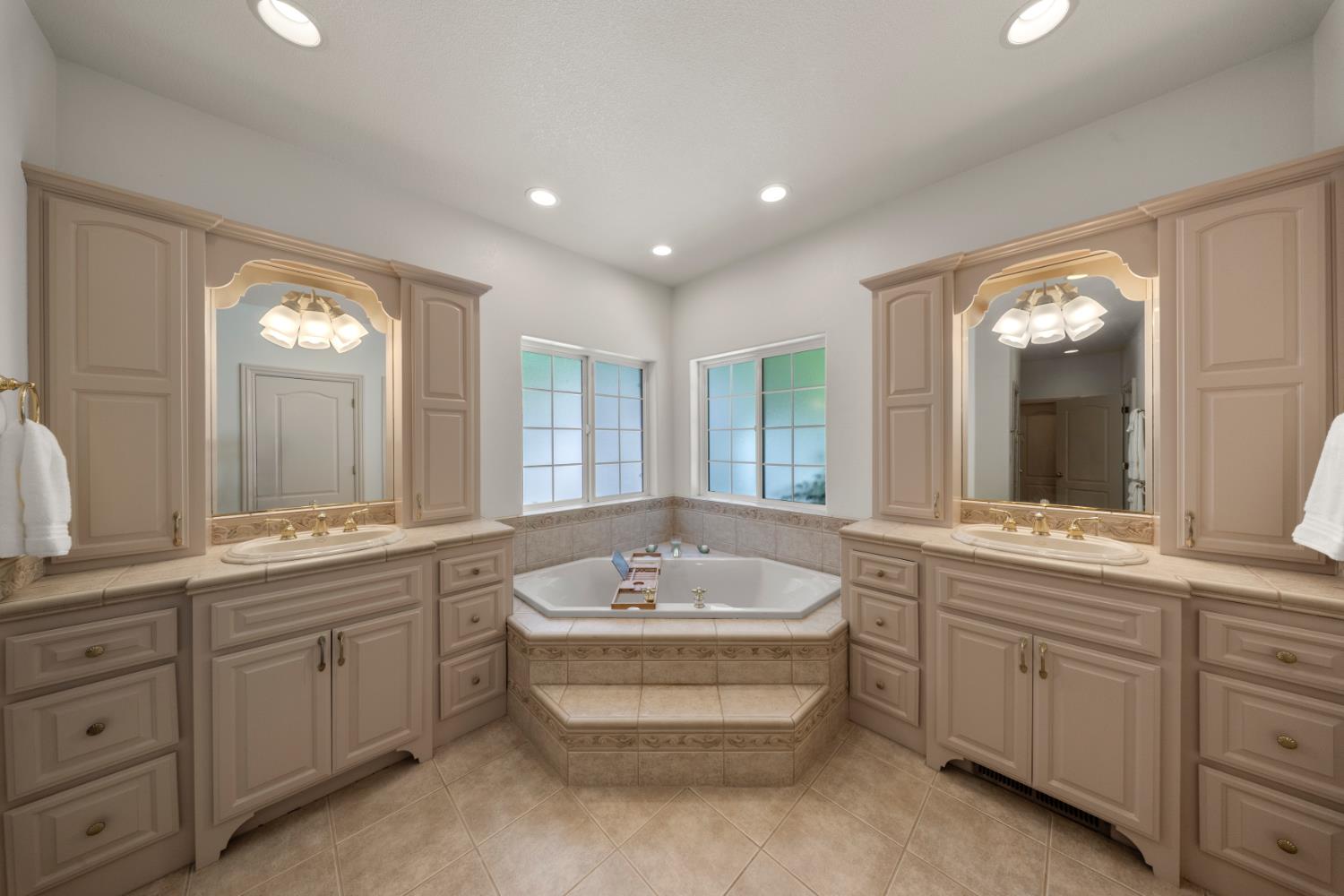 11318 Scarlet Oak Dr, Oakdale, CA 95361