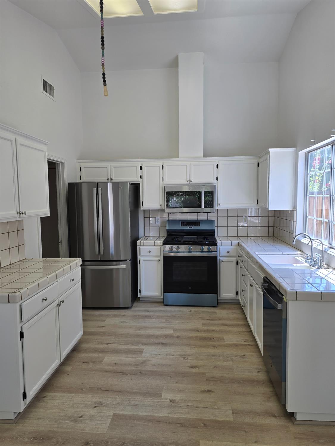 863 El Monte Ct, Los Banos, CA 93635