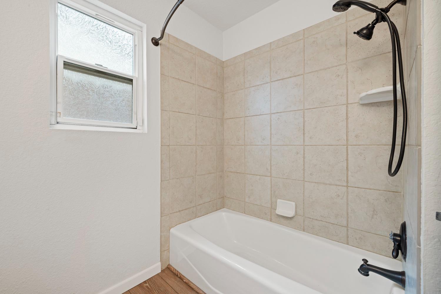 2408 Seaglen Dr, Modesto, CA 95355