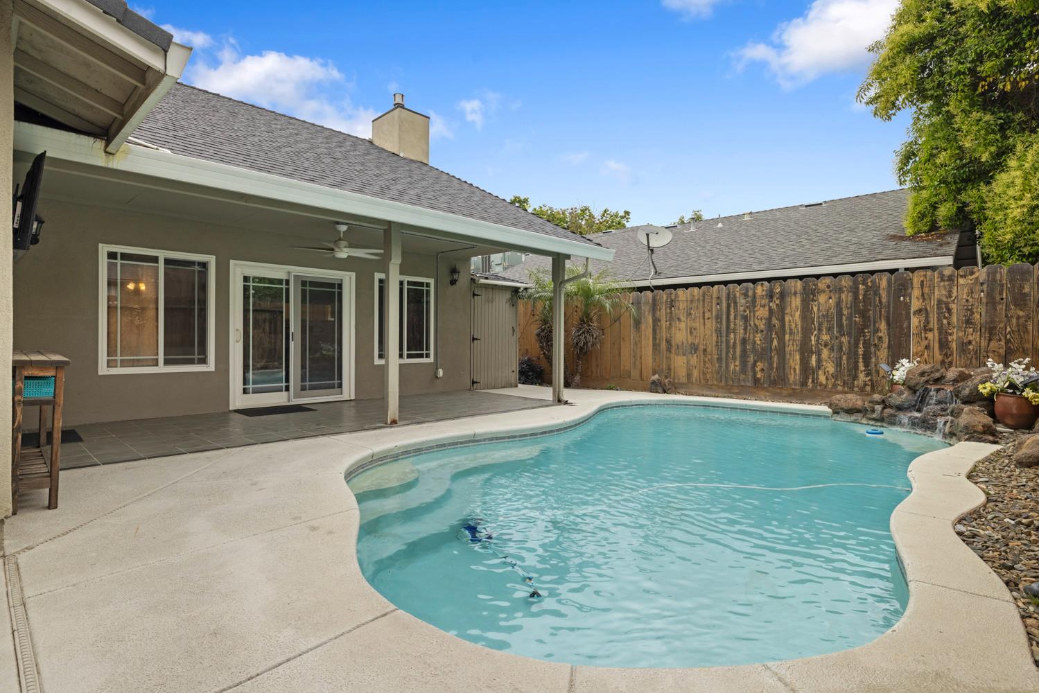 2408 Seaglen Dr, Modesto, CA 95355