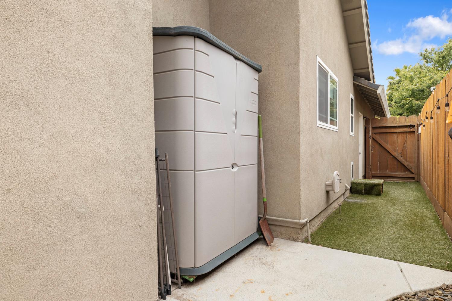 2408 Seaglen Dr, Modesto, CA 95355