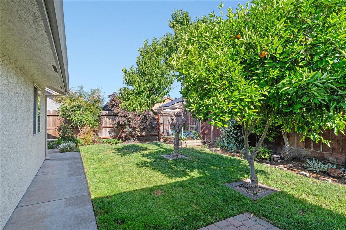 1795 Brookside Dr, Manteca, CA 95336