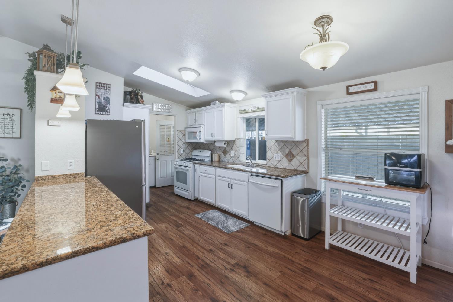 1505 La Perla Dr, Modesto, CA 95357