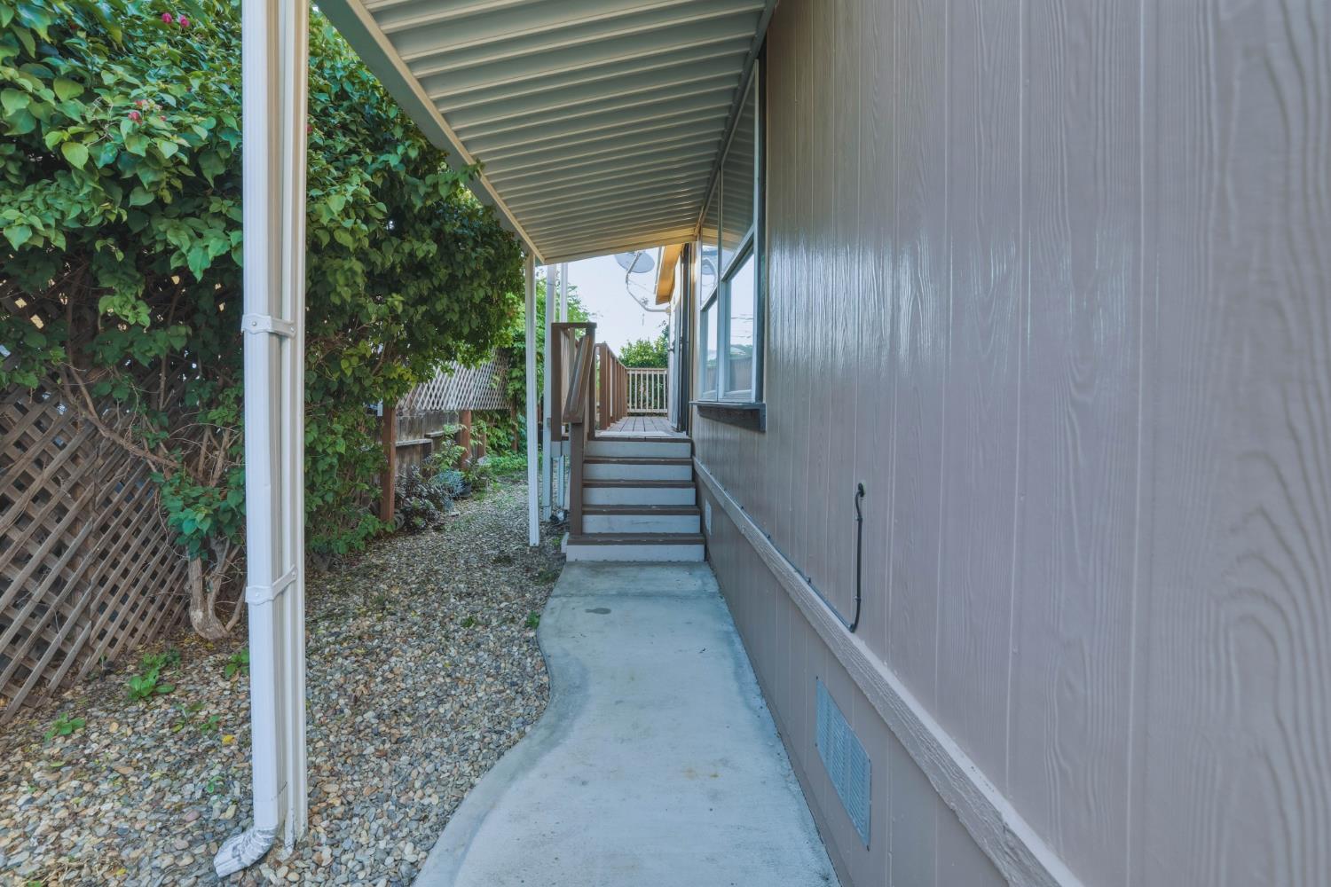 1505 La Perla Dr, Modesto, CA 95357