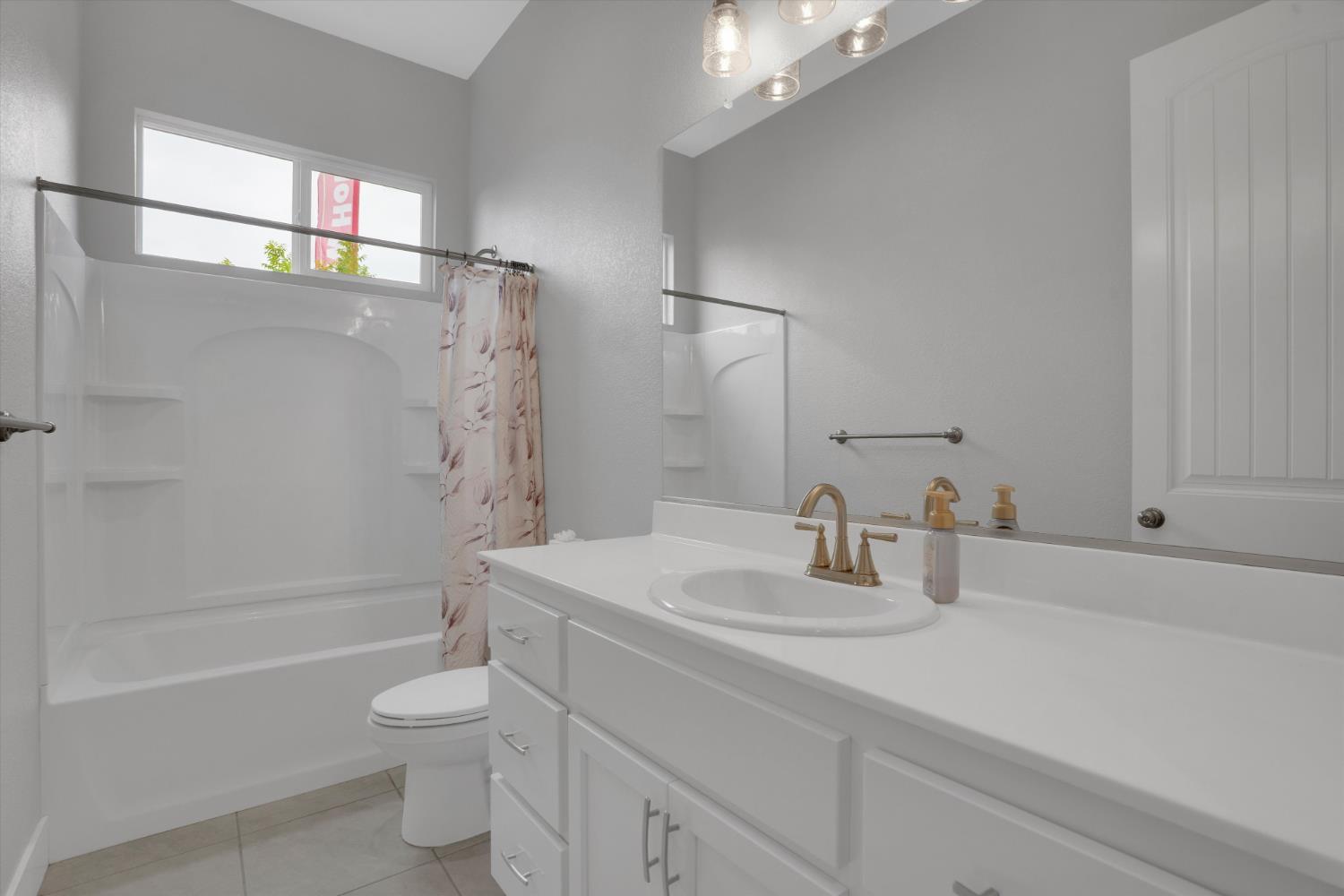 1039 Longview Dr, Oakdale, CA 95361