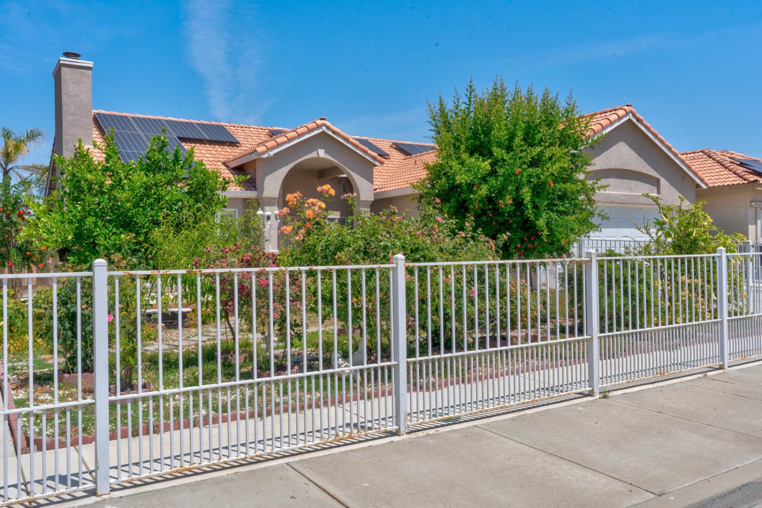 1700 San Simeone Way, Los Banos, CA 93635