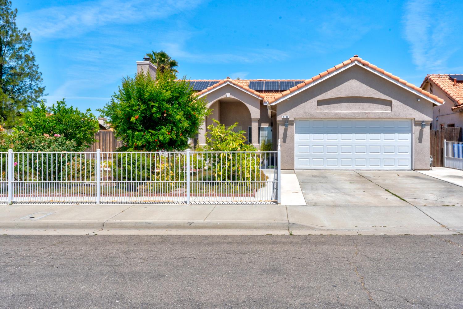 1700 San Simeone Way, Los Banos, CA 93635