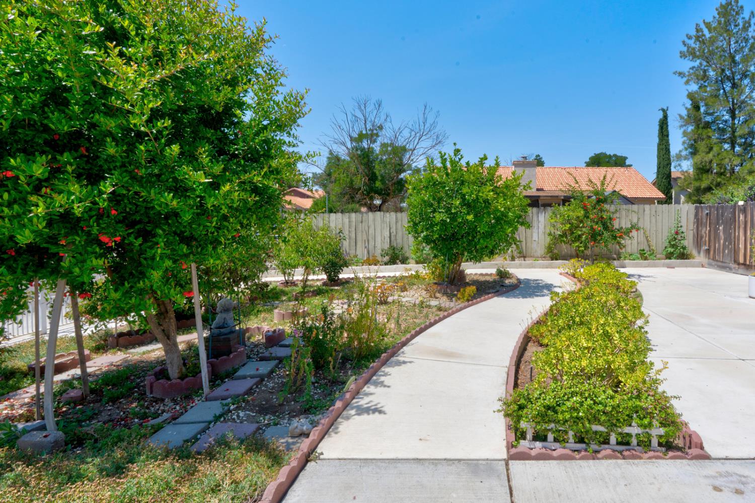 1700 San Simeone Way, Los Banos, CA 93635