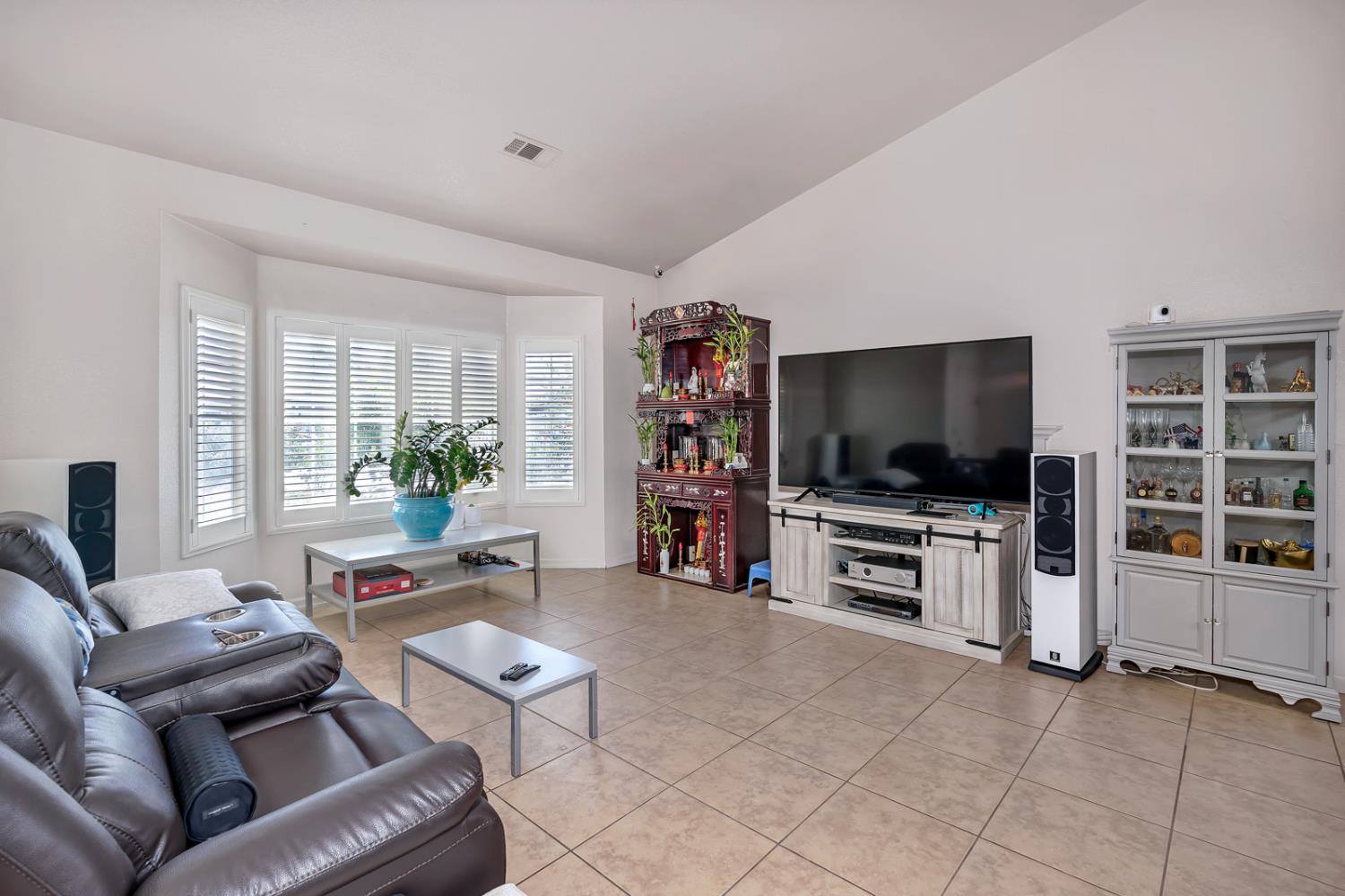 1700 San Simeone Way, Los Banos, CA 93635