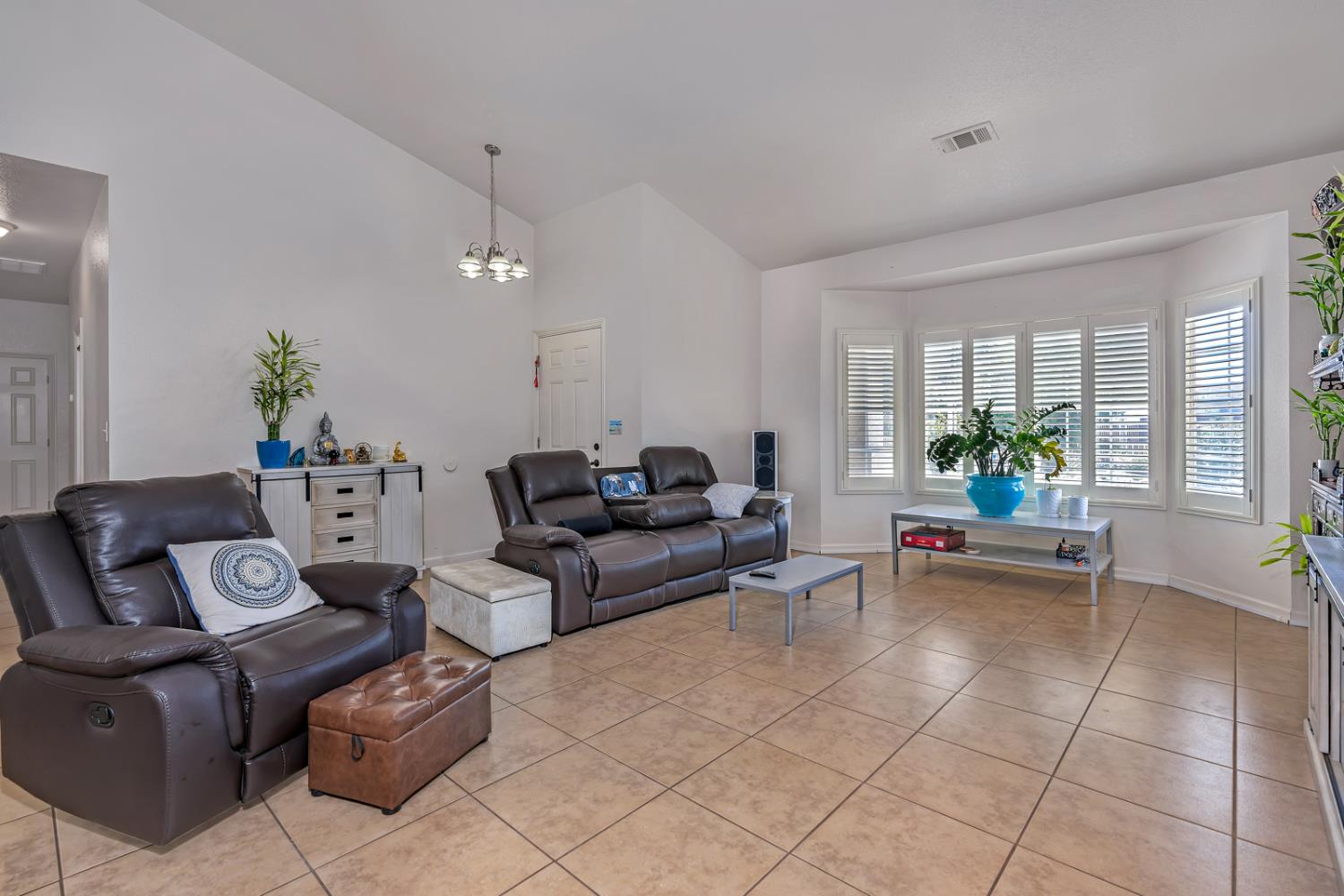 1700 San Simeone Way, Los Banos, CA 93635