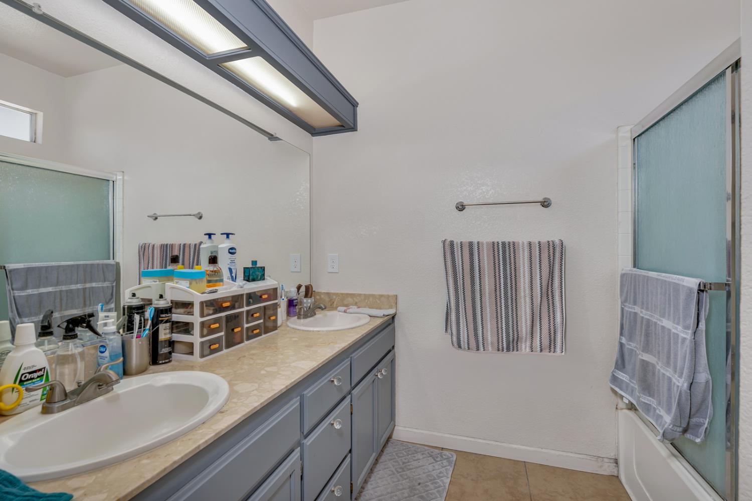 1700 San Simeone Way, Los Banos, CA 93635