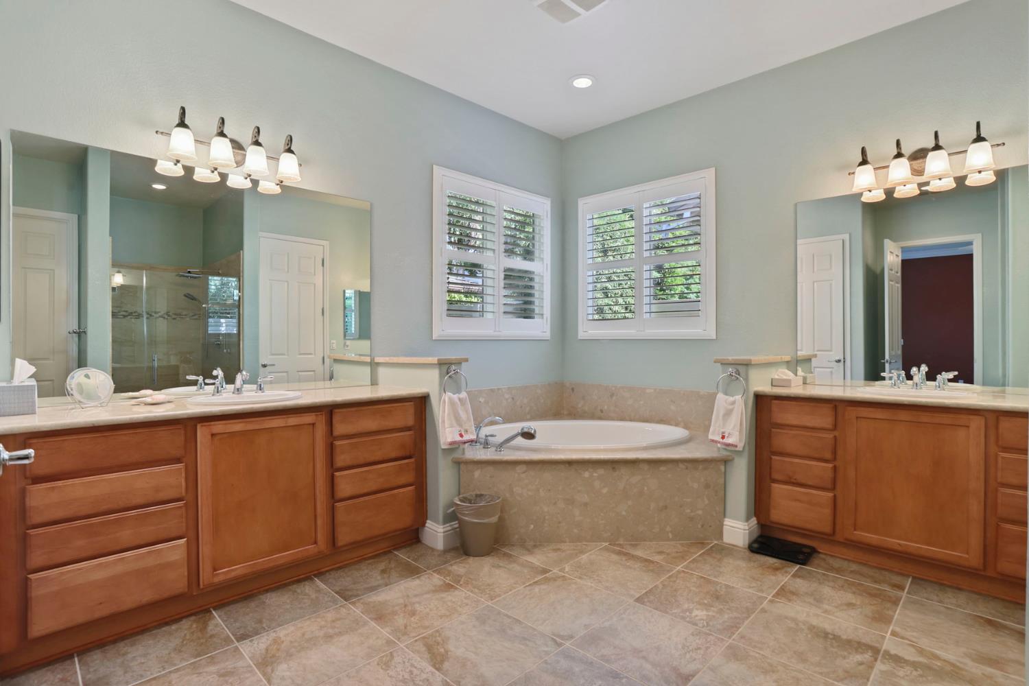 2424 Ashbridge Ln, Manteca, CA 95336
