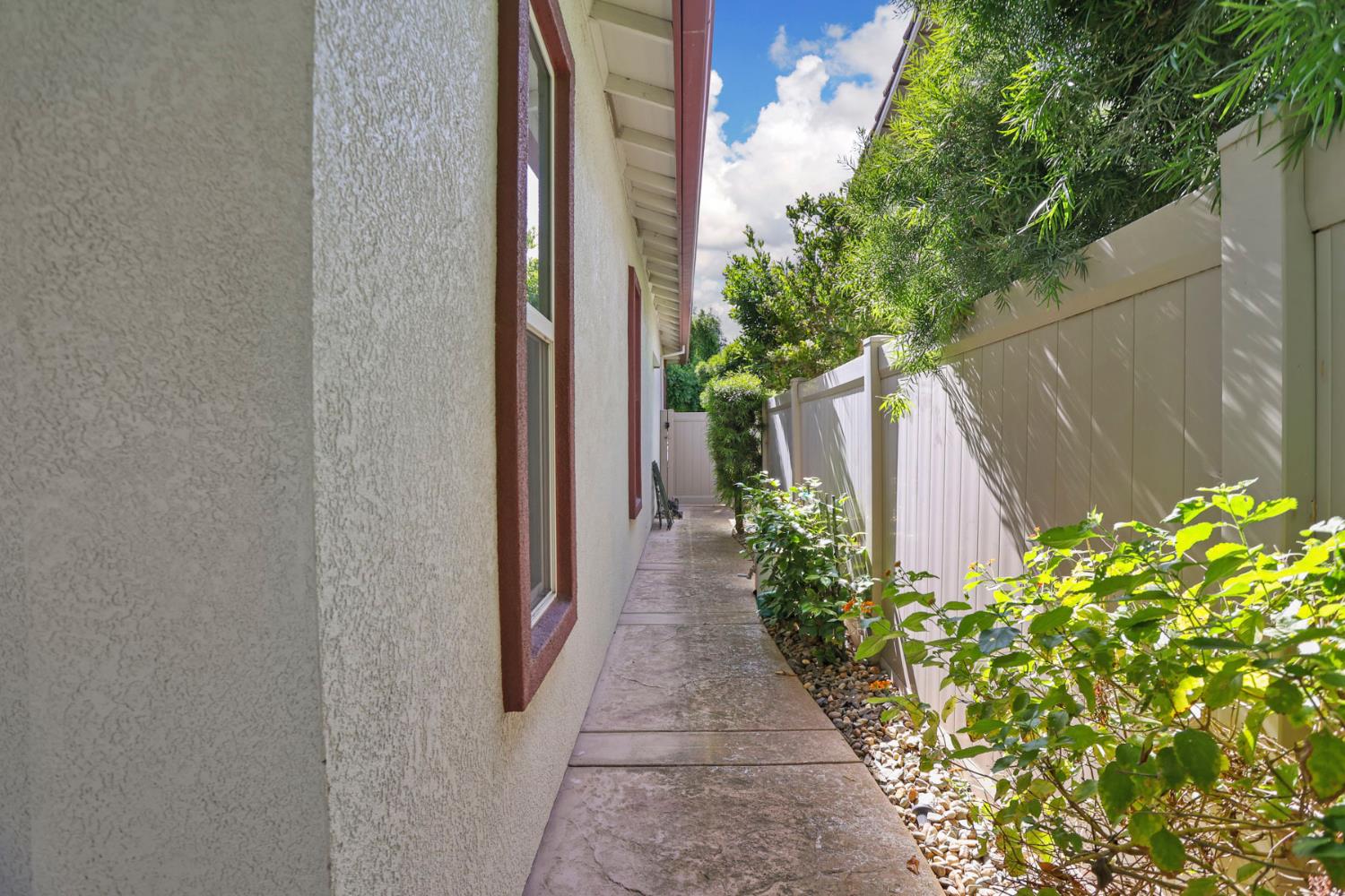 2424 Ashbridge Ln, Manteca, CA 95336