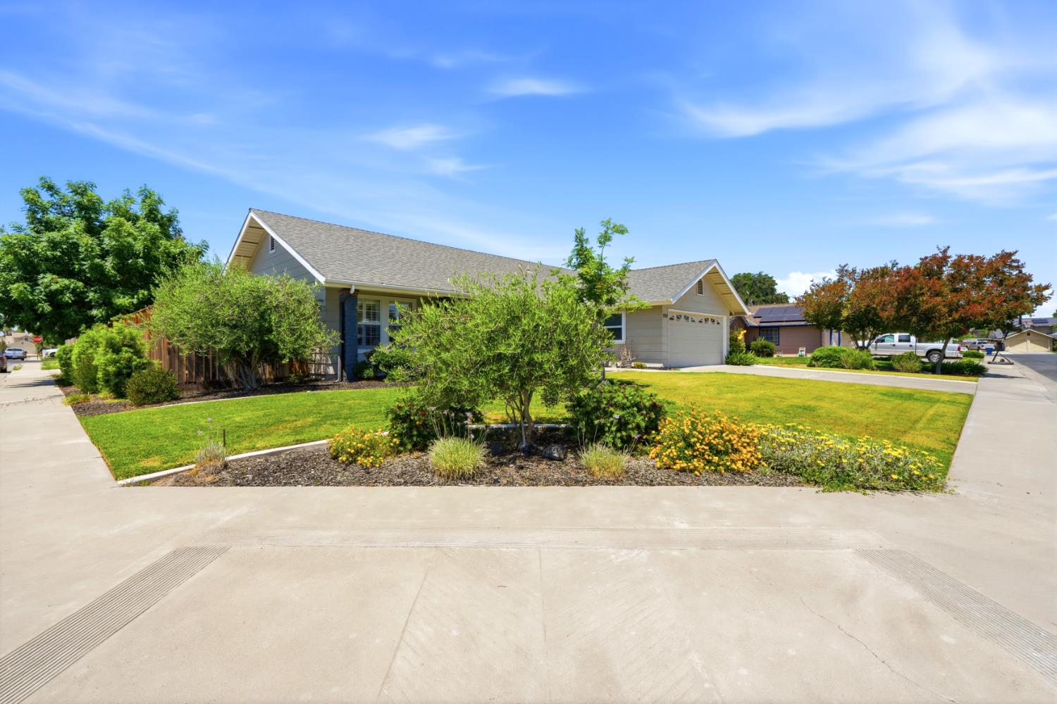 2702 Burl Ct, Hanford, CA 93230