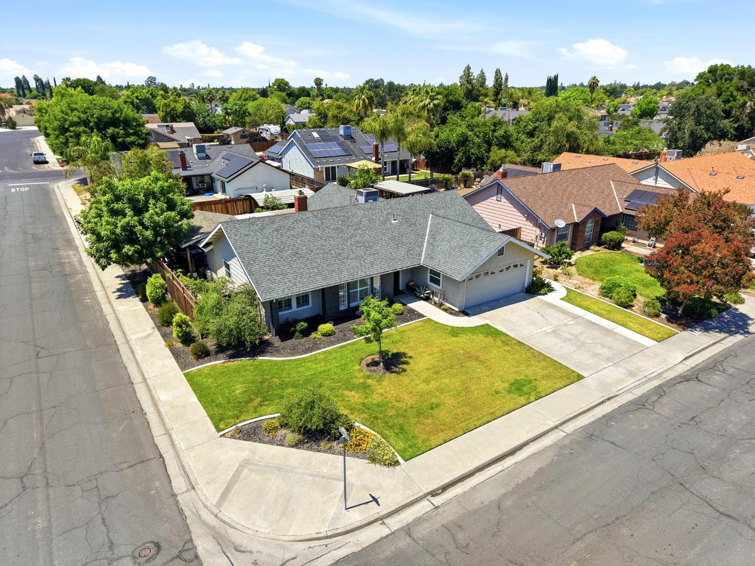 2702 Burl Ct, Hanford, CA 93230