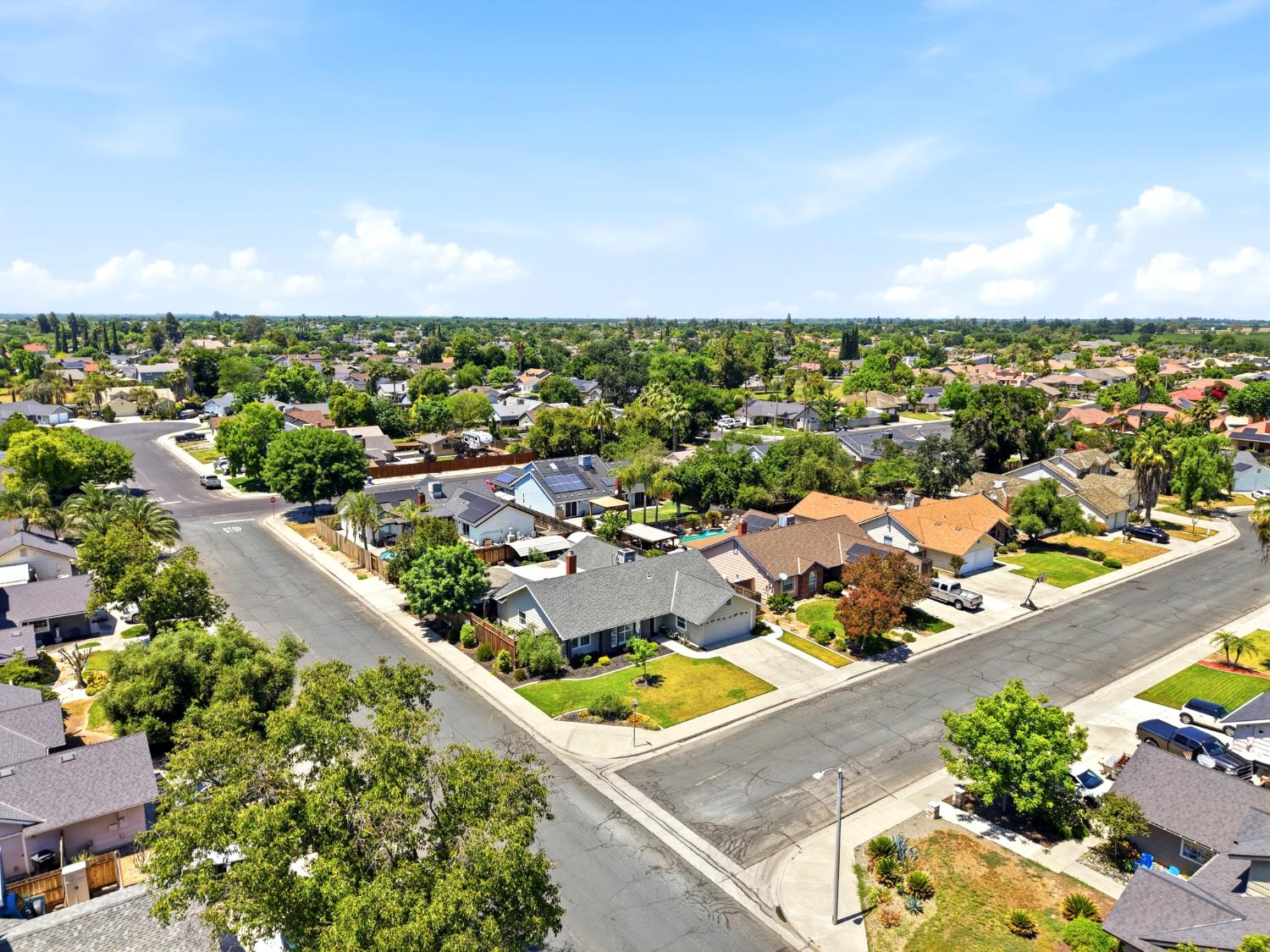 2702 Burl Ct, Hanford, CA 93230
