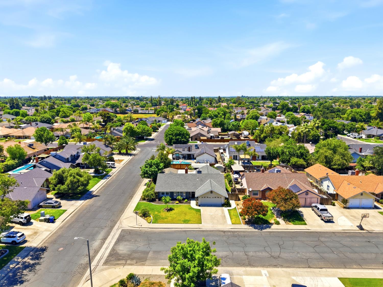 2702 Burl Ct, Hanford, CA 93230
