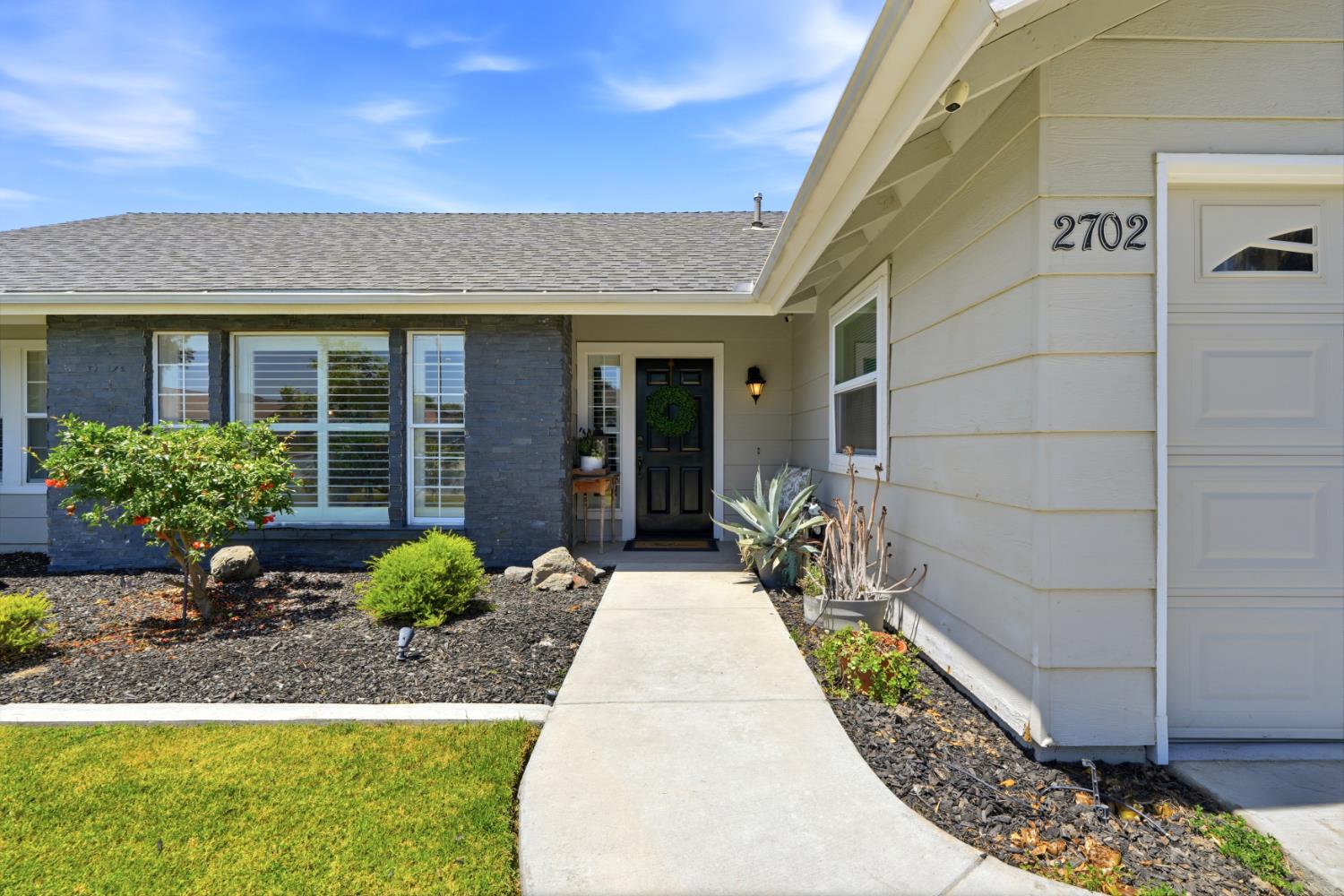 2702 Burl Ct, Hanford, CA 93230