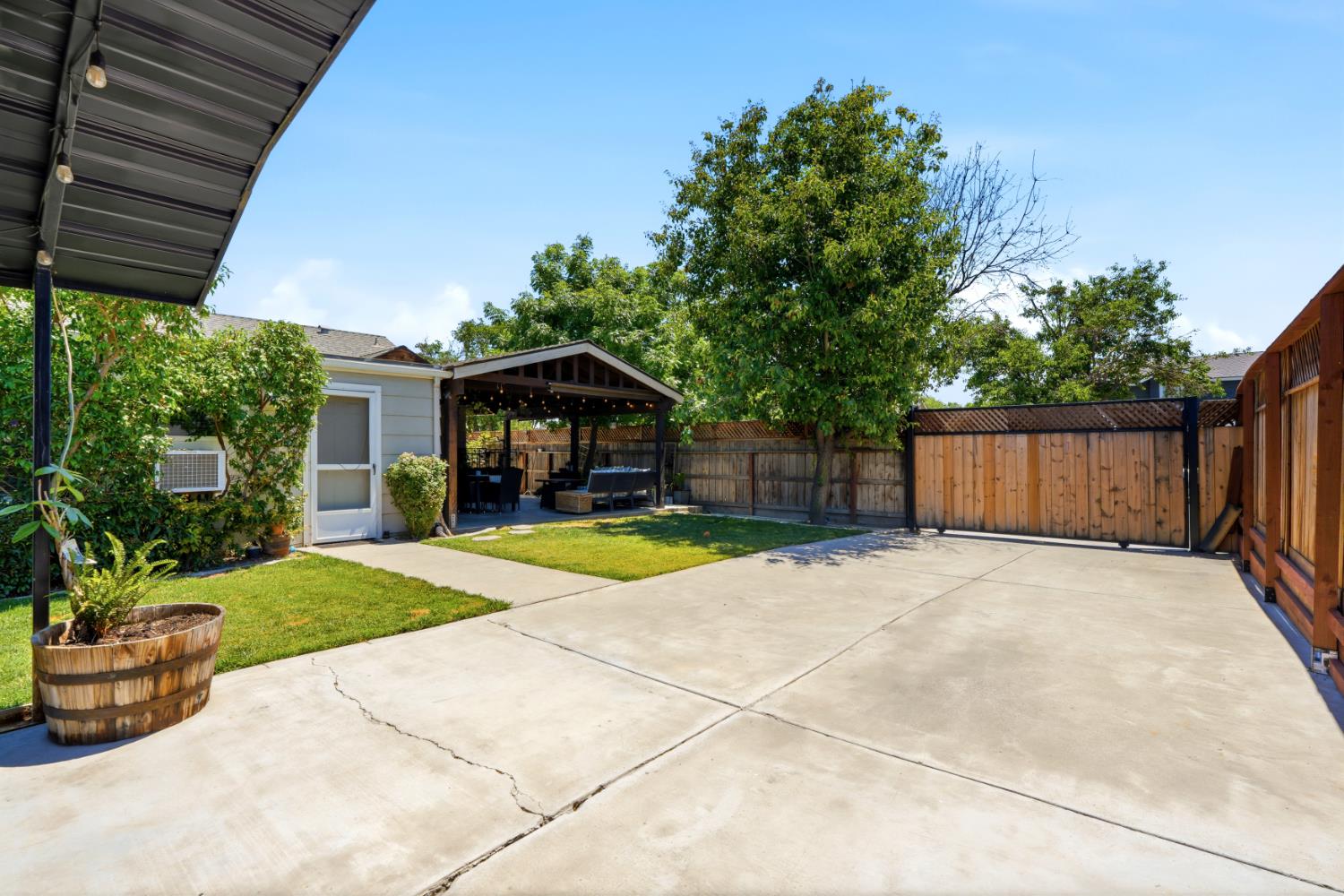 2702 Burl Ct, Hanford, CA 93230