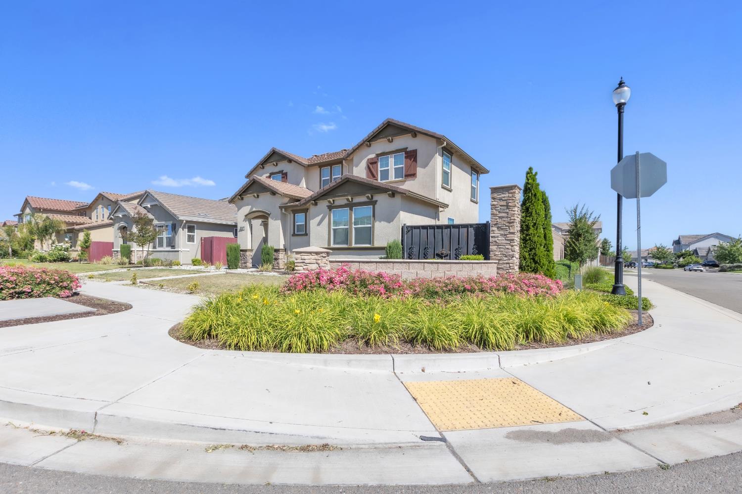 1807 W Woodward Ave, Manteca, CA 95337