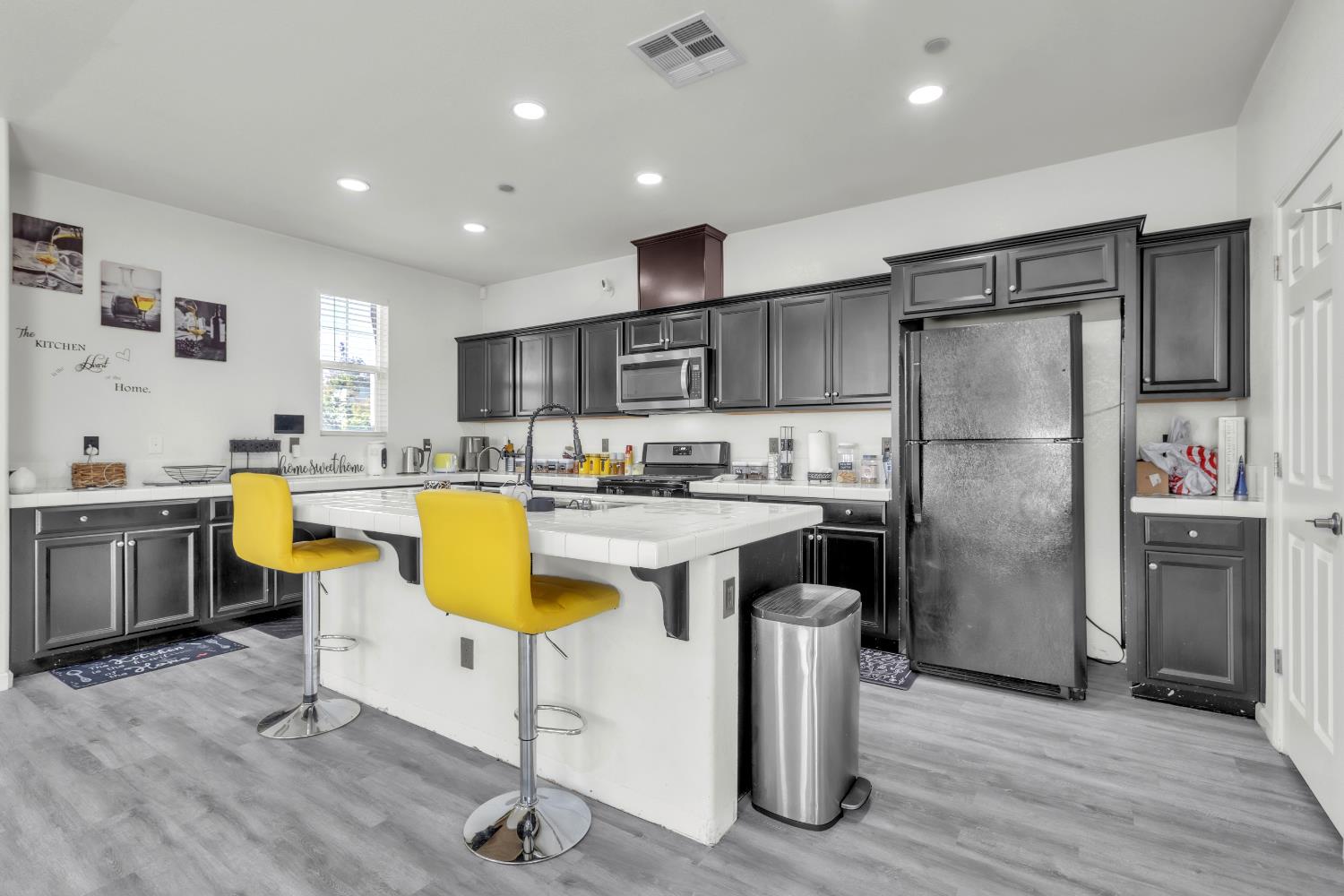 1807 W Woodward Ave, Manteca, CA 95337