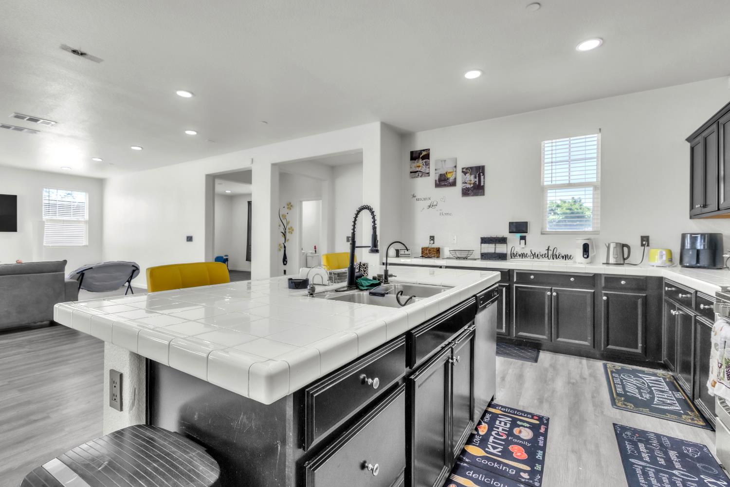 1807 W Woodward Ave, Manteca, CA 95337
