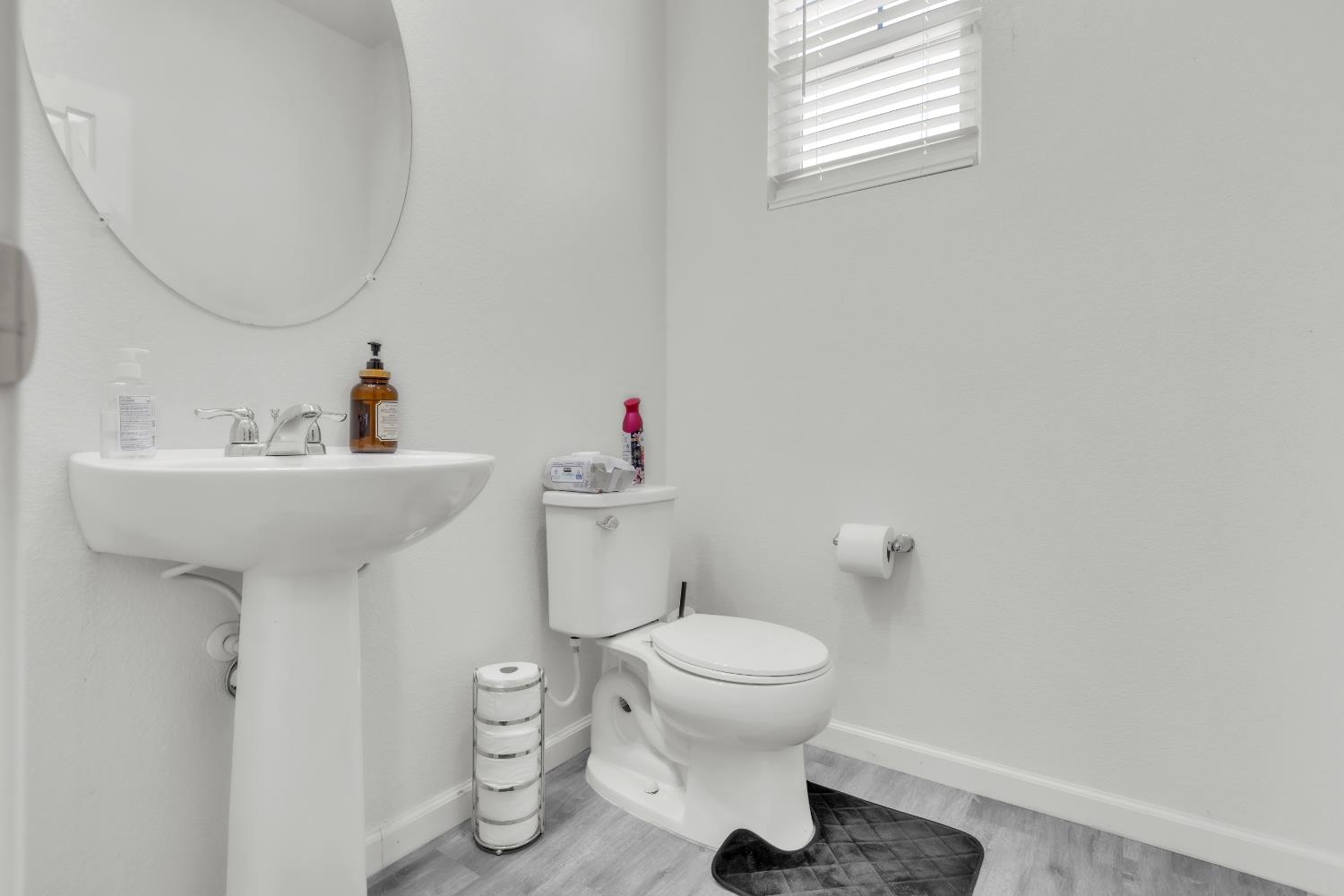 1807 W Woodward Ave, Manteca, CA 95337