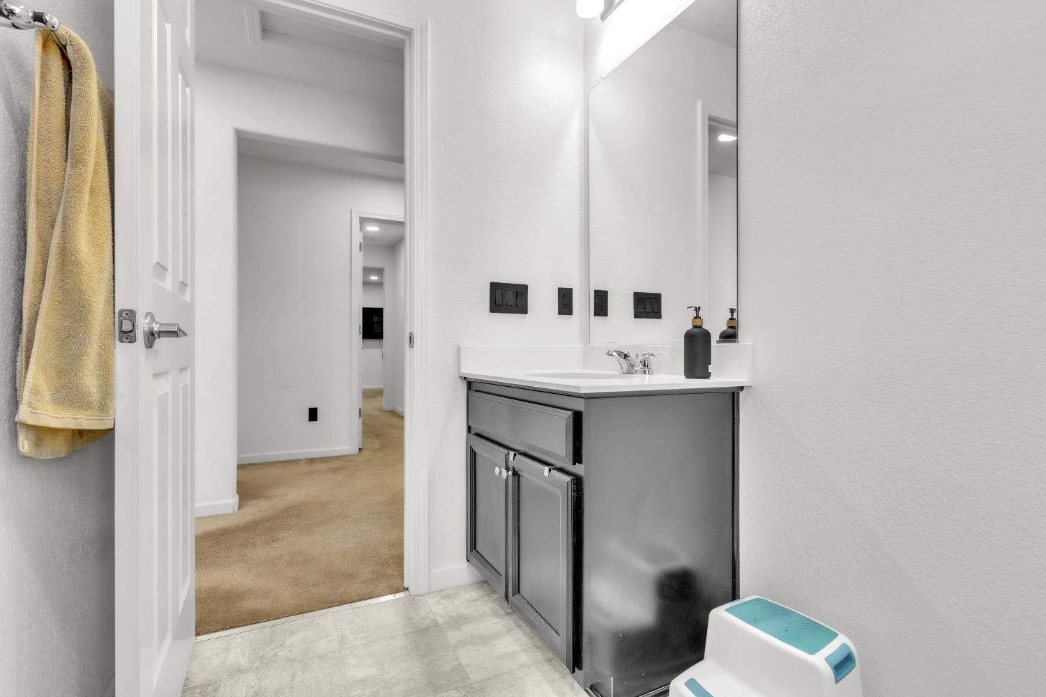 1807 W Woodward Ave, Manteca, CA 95337