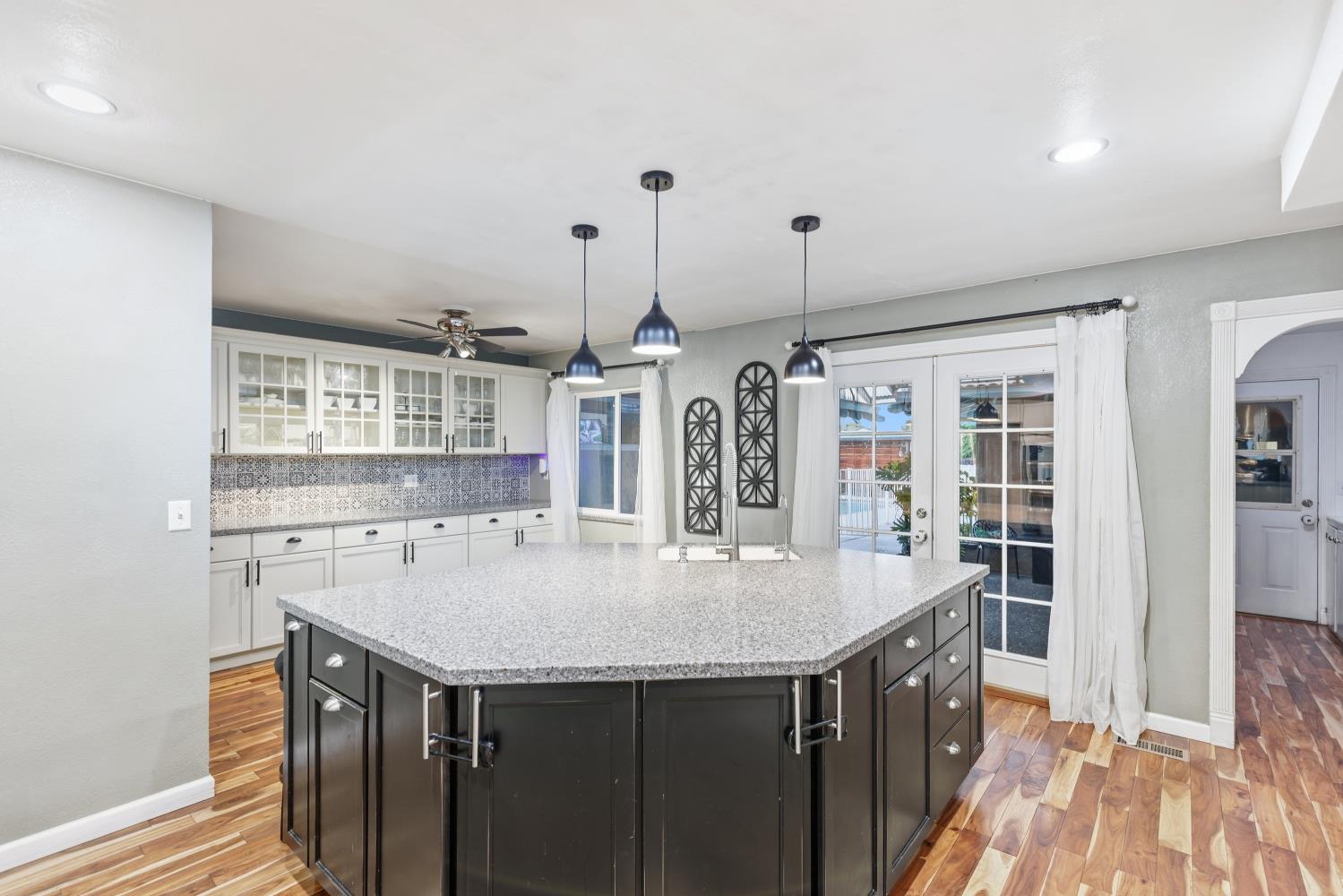 201 N 7th St, Patterson, CA 95363
