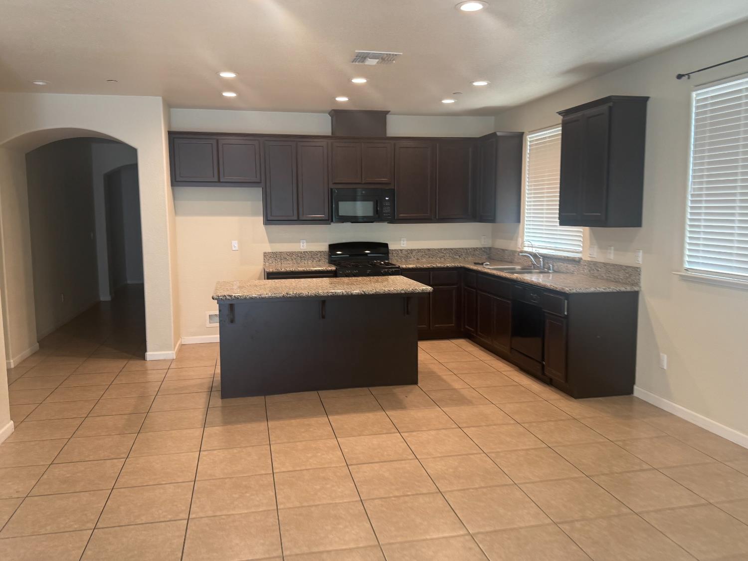 651 Pinelli Dr, Los Banos, CA 93635