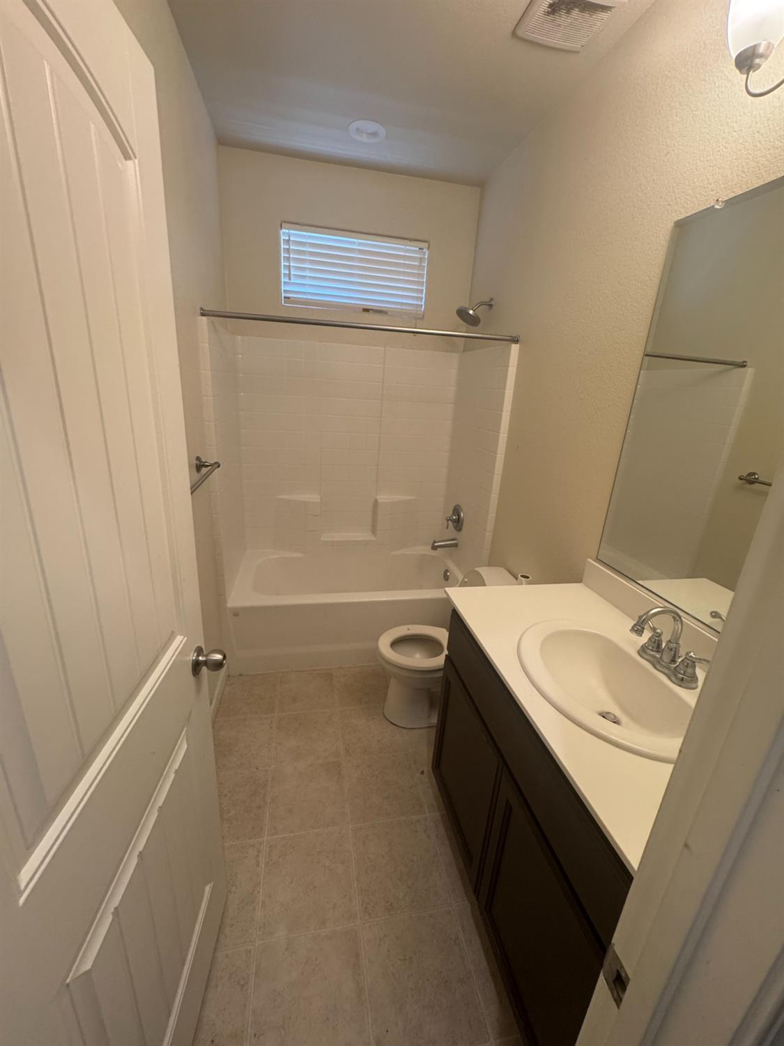 651 Pinelli Dr, Los Banos, CA 93635